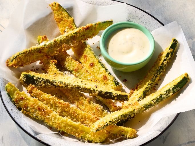 Crispy Baked Zucchini Fries with Spicy Dip